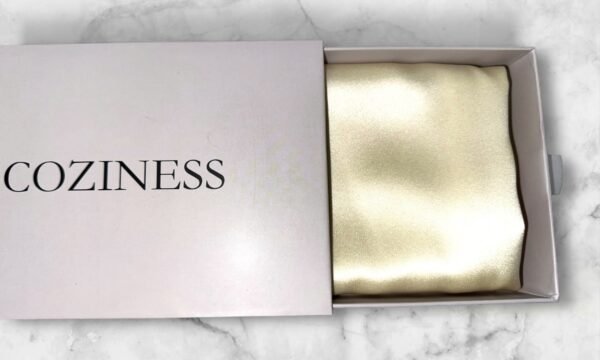 Švelniai gelsvas šilko pagalvės užvalkalas