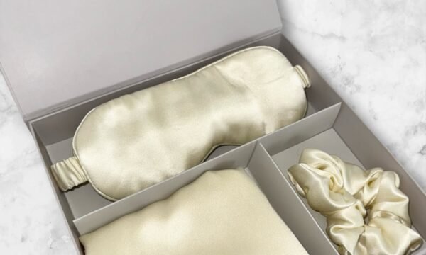 Švelniai gelsvas šilko dovanų rinkinys