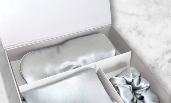 Šviesiai pilkas šilko dovanų rinkinys