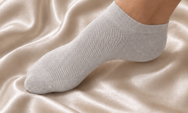 Pilkos šilkinės kojinės